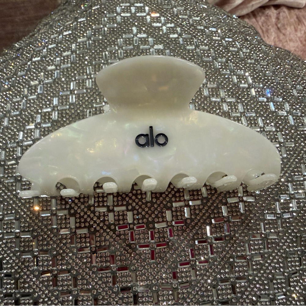 alo Pearlescent White 90s Hair Claw Clip